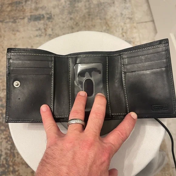 Beautiful men’s Dooney and Bourke trifold wallet - Picture 5 of 6